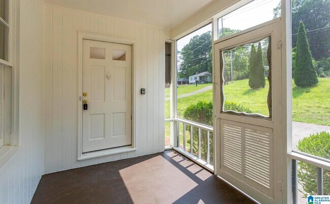 Foto del edificio - 921 5 Mile Rd