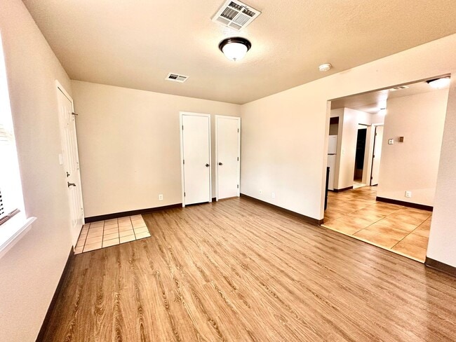 Foto del edificio - Cute 2-Bed Home with Hardwood Floors and G...