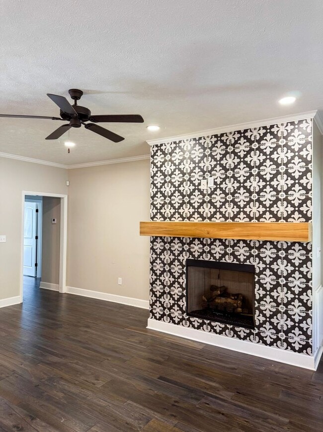 Building Photo - Beautifully Designed Home with Luxury Feat...