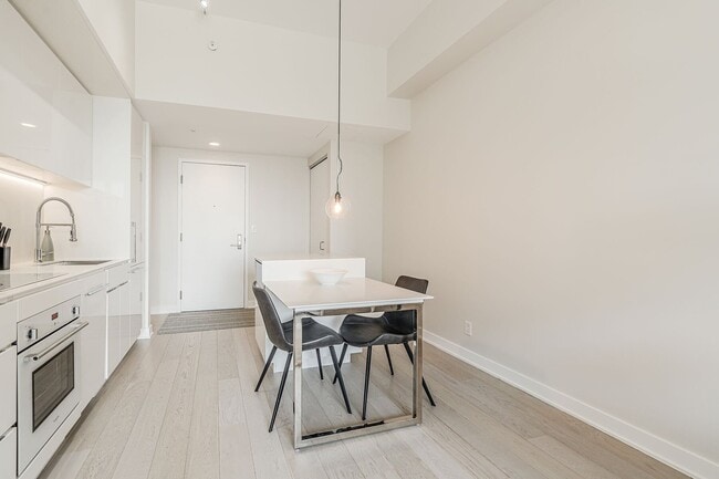 Building Photo - 3406-1288 Av. des Canadiens-de-Montréal