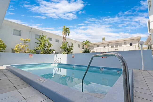 Foto del edificio - 8340 Harding Ave