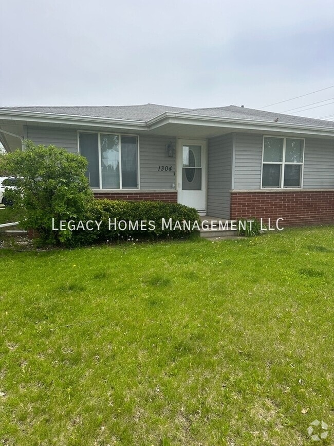 Building Photo - 1304 Vandenbroek Rd