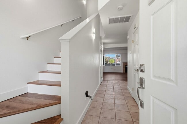 Foto del edificio - Great Townhome with Attached Garage!