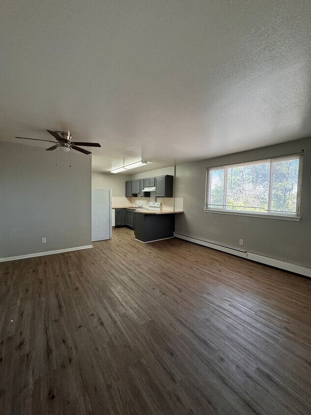 Primary Photo - Top Floor 1 Bedroom 1 Bath Located Just Ou...