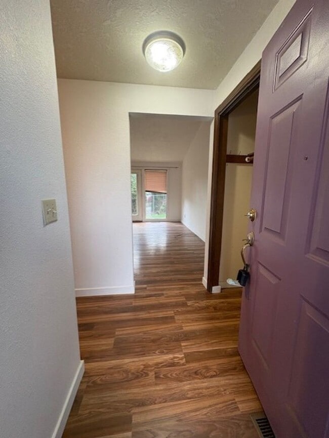 Building Photo - 3 bedroom/2 bath home