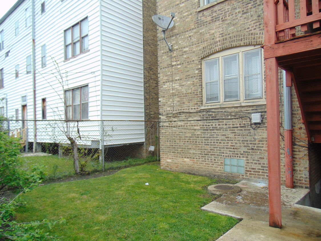 Building Photo - 8028 S Paulina St