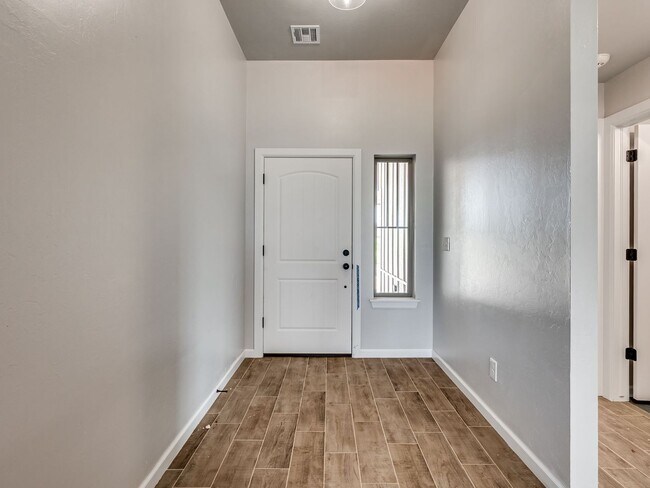 Foto del edificio - Brand new home available the end of August...