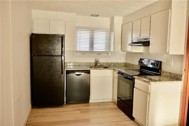 Building Photo - 76 Batcheller Ave