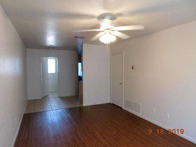 Foto del edificio - 2807 Cantabrian Dr.