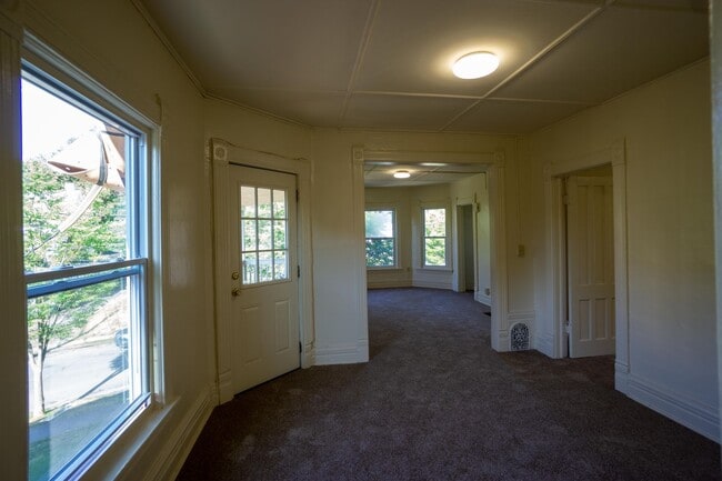 Building Photo - 713 S Beech St