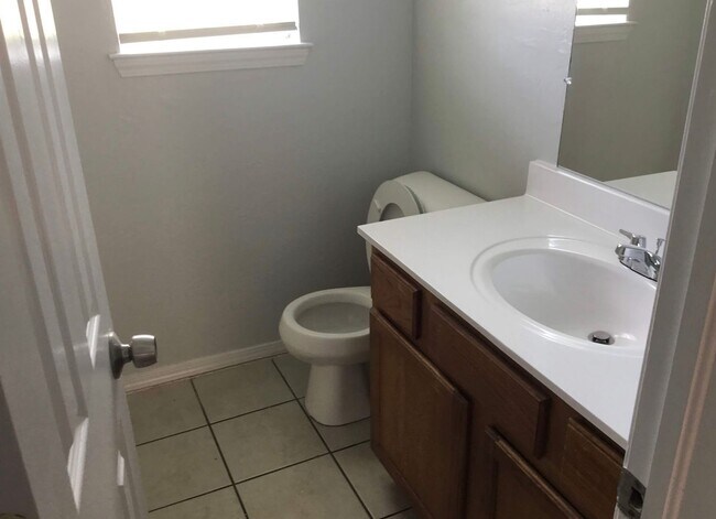 Building Photo - 3 bed, 1 bath home with appliances