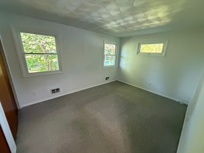 Building Photo - 102 Goethals Dr