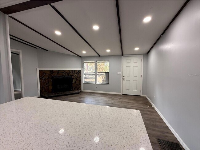 Building Photo - 8824 Overlook Dr