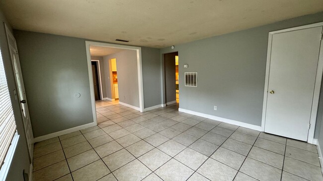 Foto del edificio - Large Open Space 4 Bedroom Home with HUGE ...