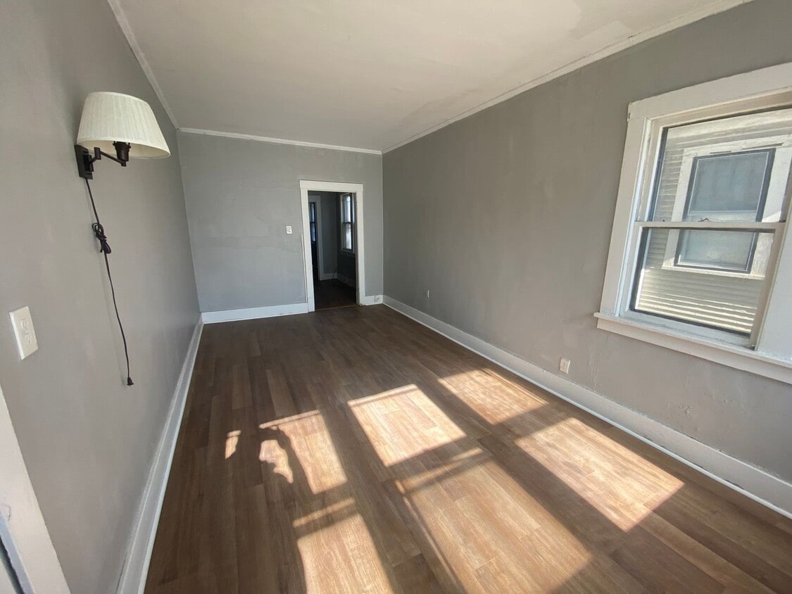 Building Photo - LAD920