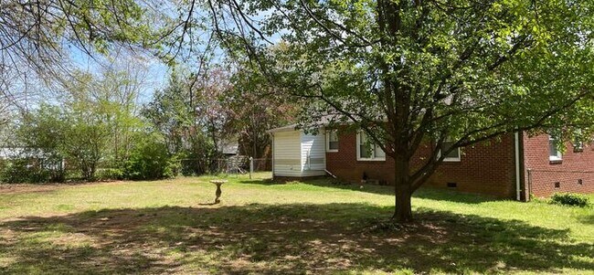 Foto del edificio - 2 bedroom 1 bath renovated pet friendly home