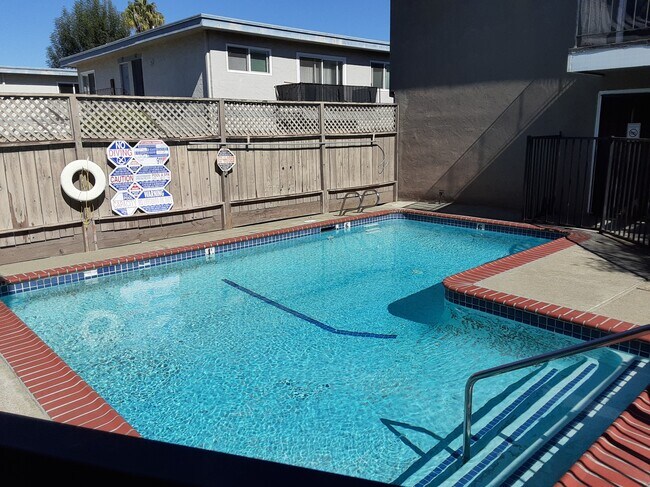 Foto del edificio - 1648 Hollenbeck Ave