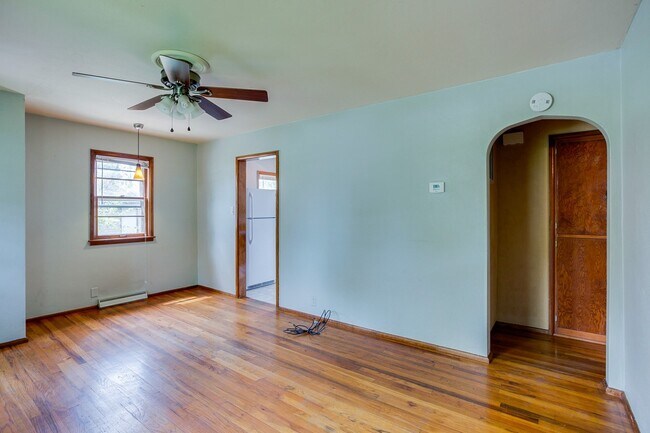 Building Photo - 1714 W Clark - 2 Bed Bungalow - Available ...