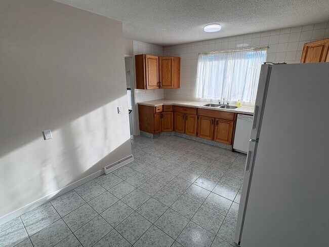 Building Photo - Spacious three-bedroom home on Memorial Drive SE with detached double car Garage