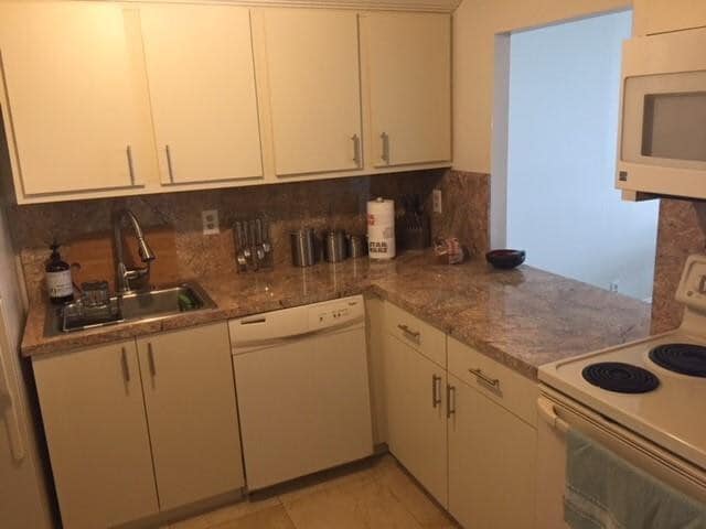 Building Photo - 200 Leslie Dr