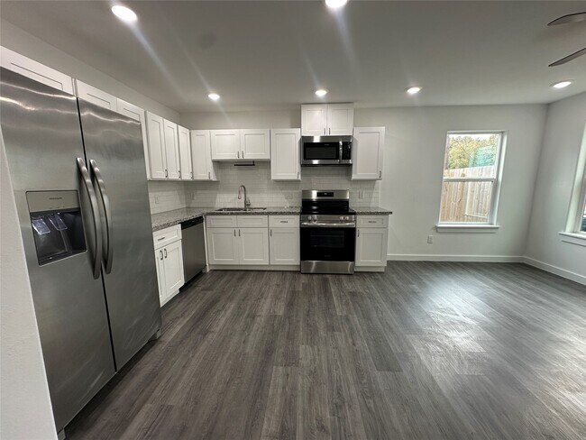 Foto del edificio - 7804 Crestview Dr