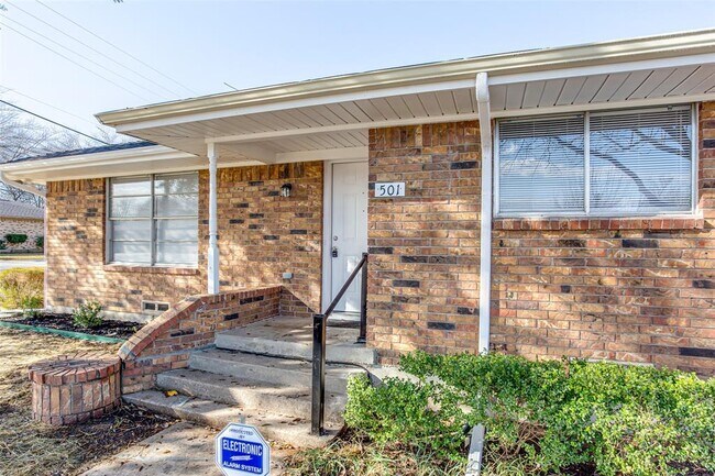 Building Photo - 501 Bob White St