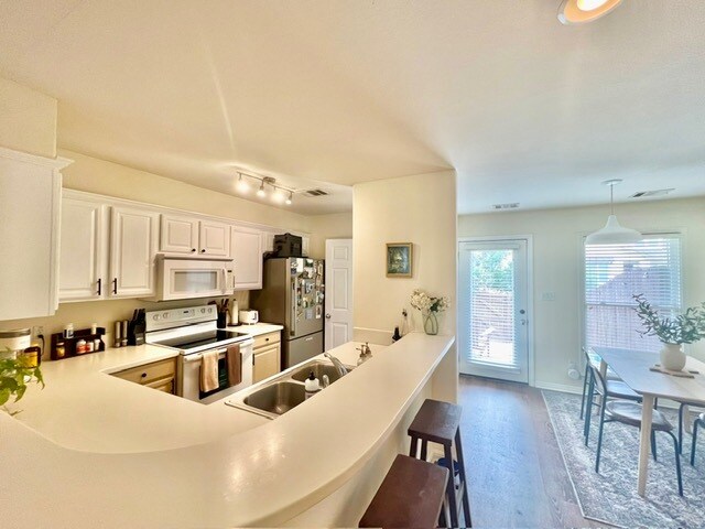 Foto del edificio - 6900 E Riverside Dr