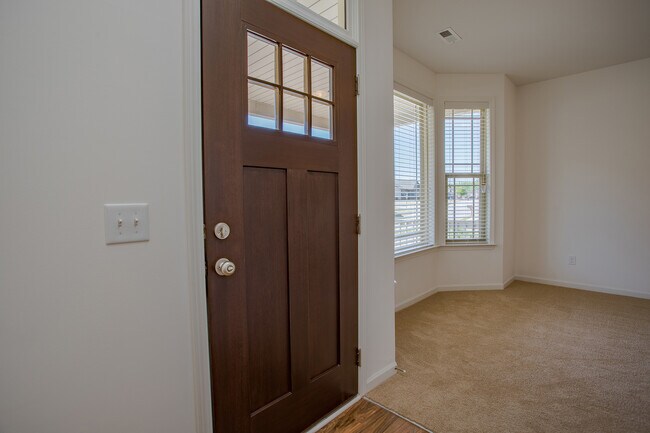 Foto del edificio - 4 Bedroom 2.5 Bathroom home is located in ...