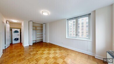 Building Photo - 400 E 71st St