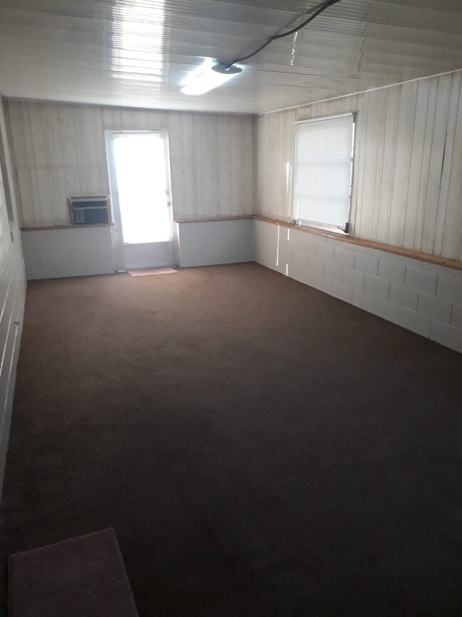 Building Photo - 215 Fiesta Dr