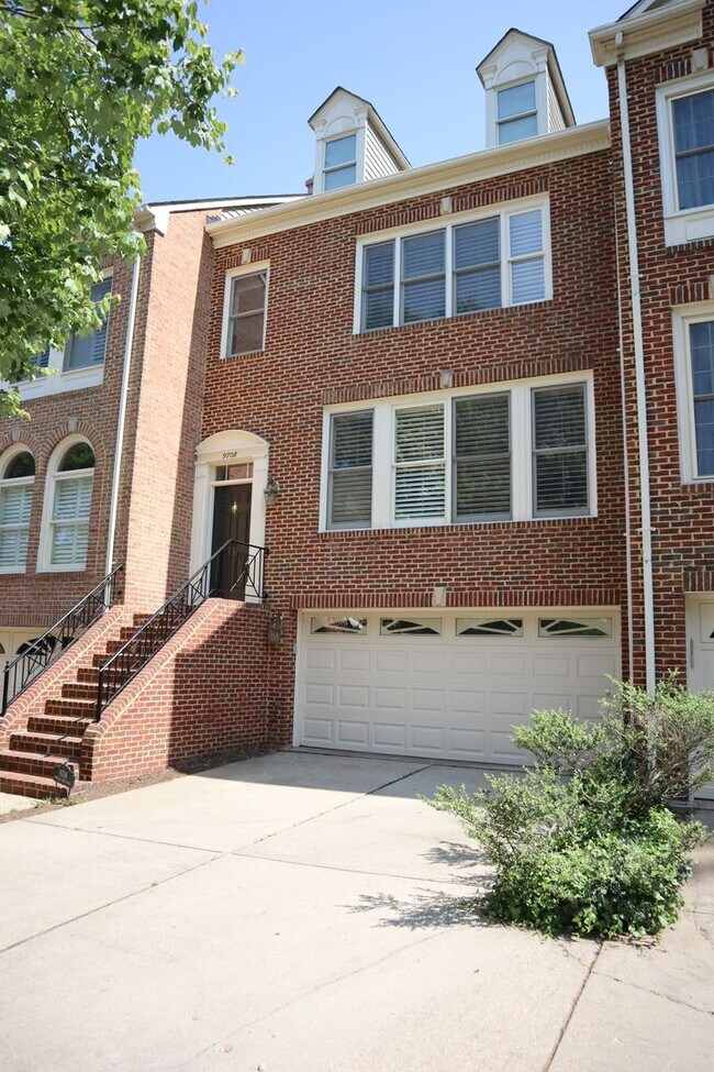 Building Photo - Gorgeous Large 4 level TH in the best Nort...