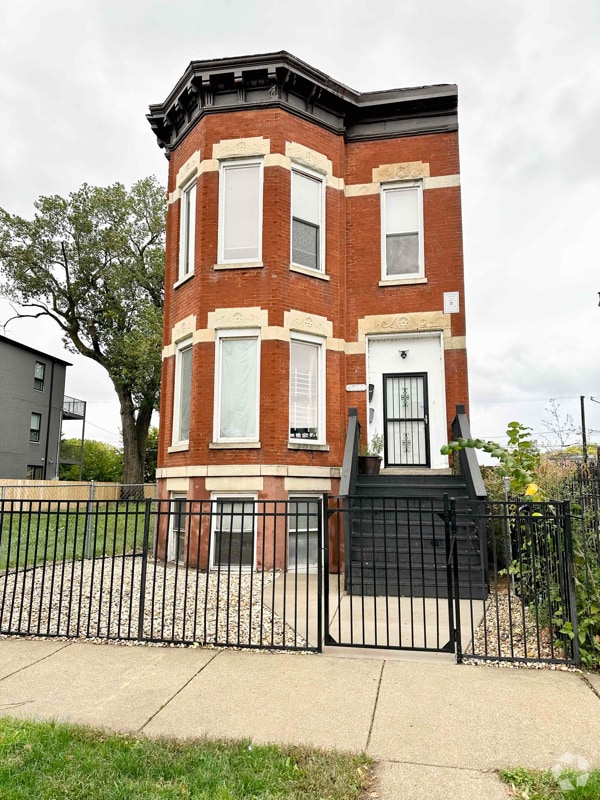 Bronzeville 2 Bedroom Apartments under 1,800 with Washer & Dryer