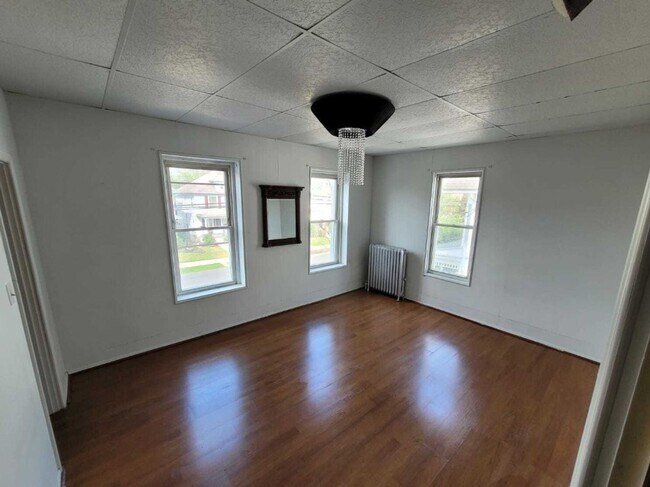 Foto del edificio - 211-213 Montgomery Avenue