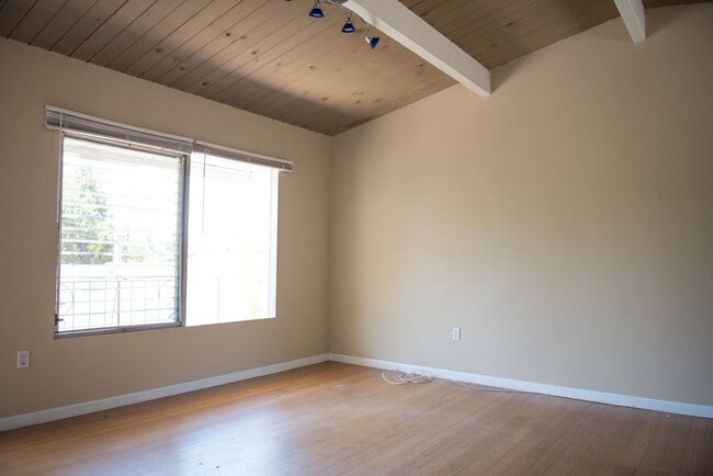 Building Photo - 121 W Arrellaga St