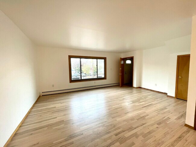 Building Photo - 556A Ave E