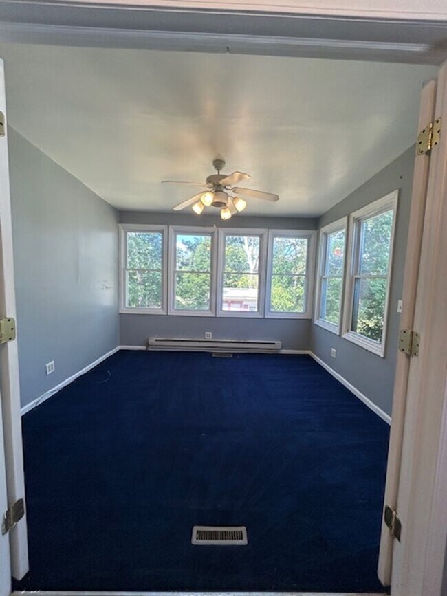 Foto del edificio - Bright Cape w/ Sunroom, Central Air, Big B...