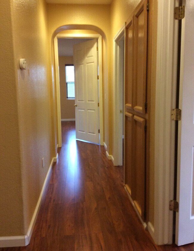 Foto del edificio - Charming 3-Bedroom Home in Desirable Plumas Lake Neighborhood