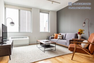 Building Photo - 550 W 54th St