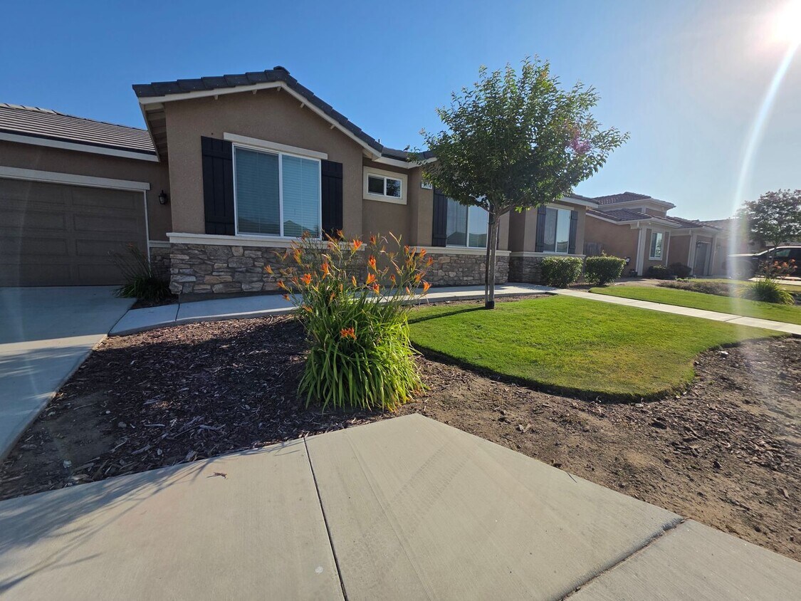 Foto del edificio - Newer 3 Bedroom 2 Bathroom in Tulare! Coming soon!!