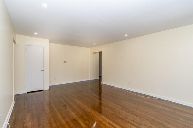Building Photo - 7 BURDETTE Pl