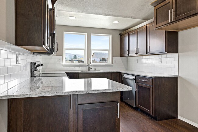 Building Photo - Non-refundable and security deposit total:...