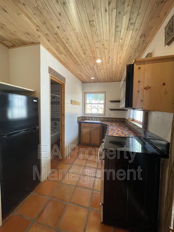 Building Photo - 801 1/2 Princeton Dr SE