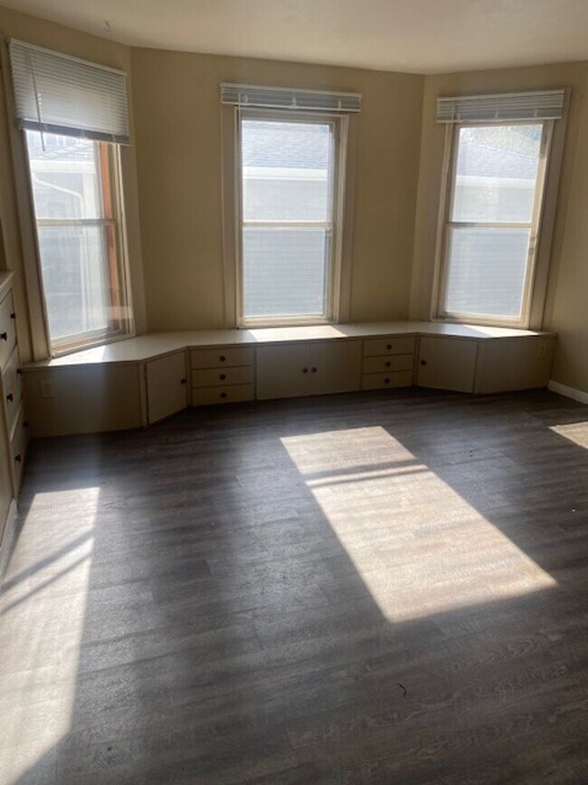 Foto del edificio - Spacious 4 bedroom single family home