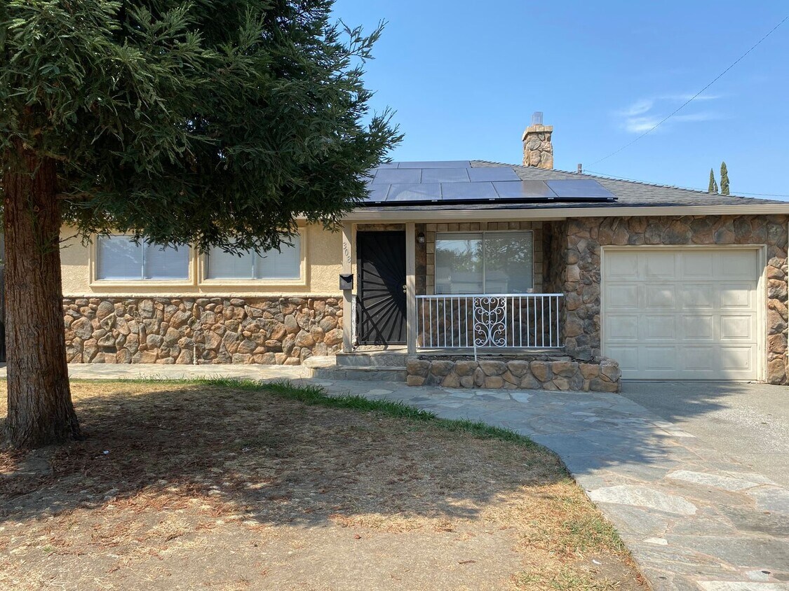 Primary Photo - 3 BD/ 1BATH HOUSE LOCATED NEAR DOWNTOWN VA...