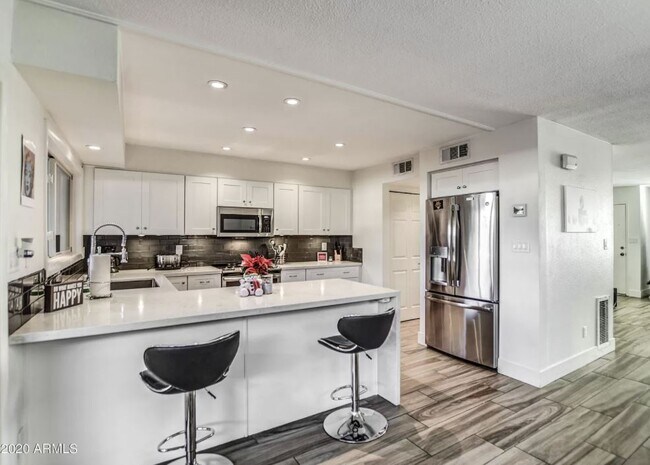 Building Photo - 8111 E Vista Dr