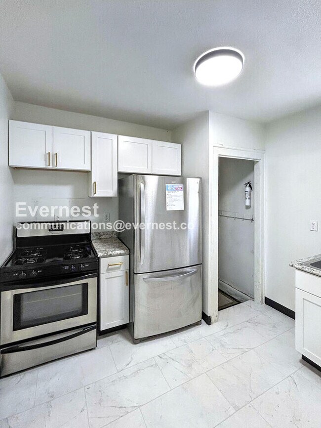 Foto del edificio - 16007 Elderwood Ave