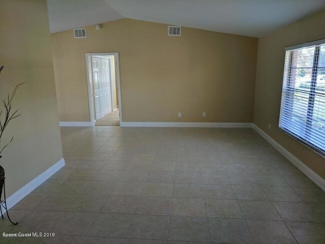 Foto del edificio - 1271 Jenkin Ave NE