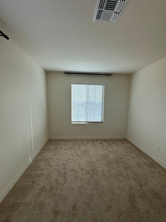 Foto del edificio - LIKE NEW 4 BEDROOM IN SURPRISE