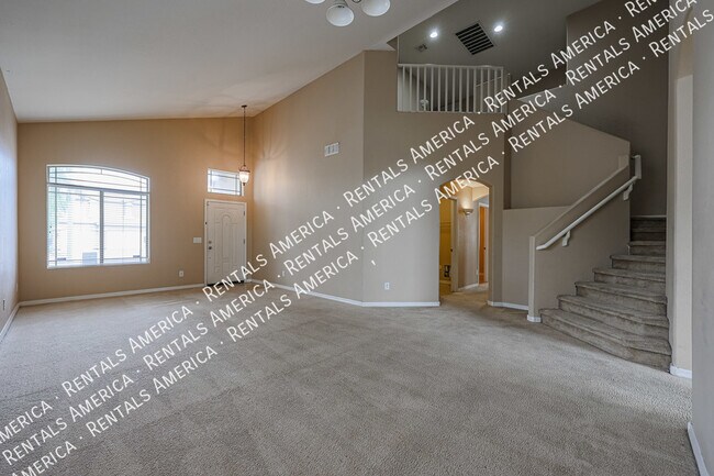 Foto del edificio - 5 bedrooms/ 3 bathrooms!