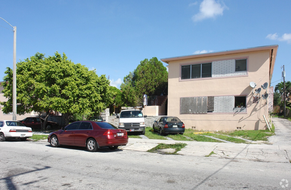 Primary Photo - De Vivar Apartments